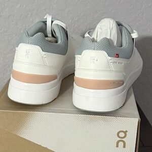 On Roger Advantage 2 size 10